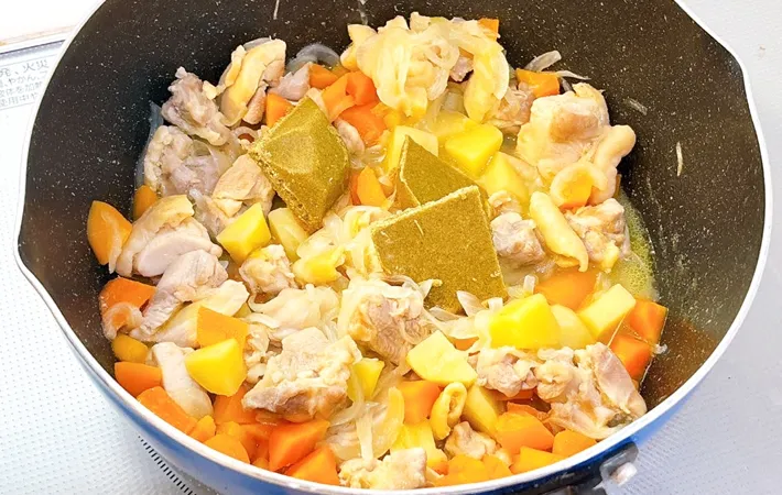 『牛乳入りカレーライス』を作る写真（撮影：キジカク）