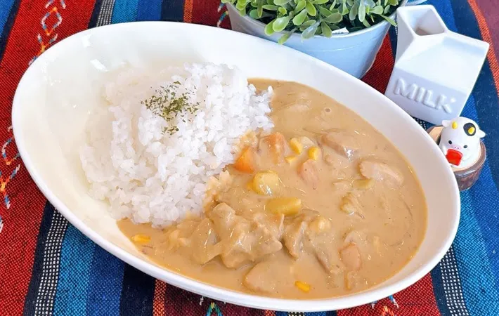 『牛乳入りカレーライス』の完成写真（撮影：キジカク）