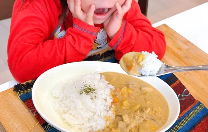 『牛乳入りカレーライス』の完成写真（撮影：キジカク）