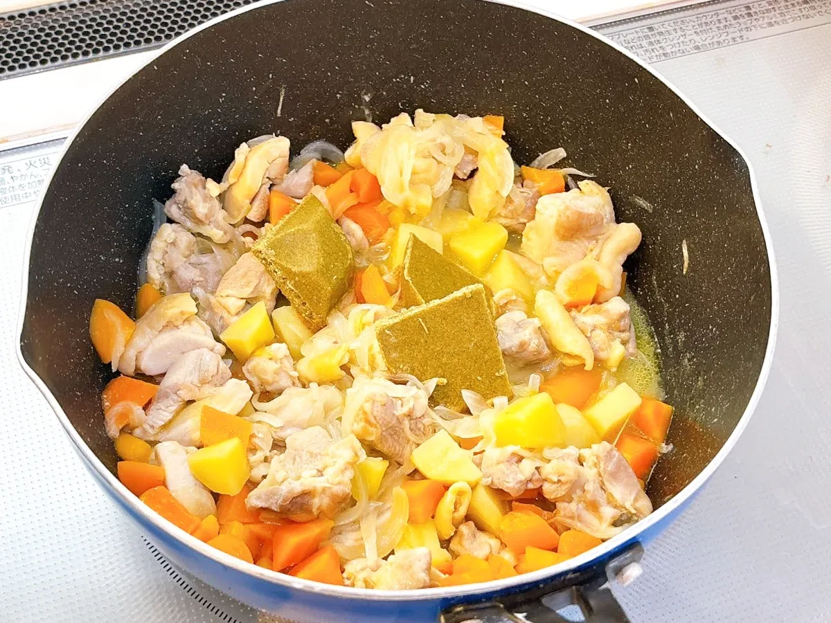 『牛乳入りカレーライス』を作る写真(撮影:キジカク)