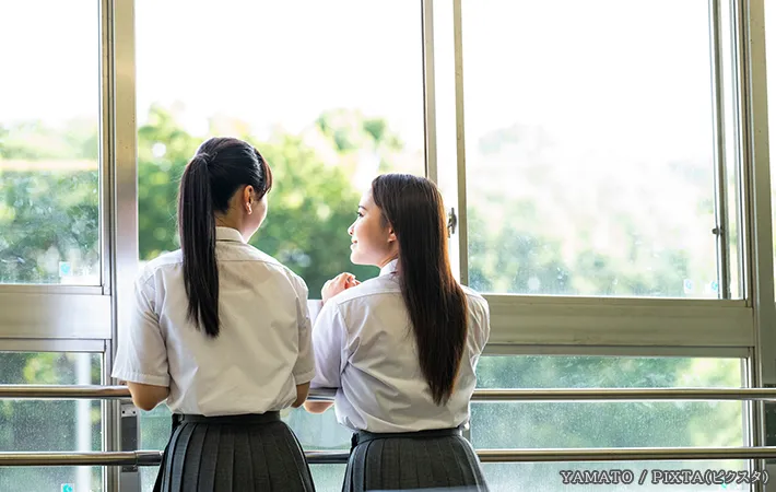 2人の学生の写真