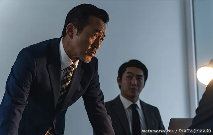 取り調べをする人の写真