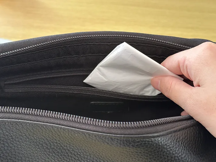 四角折りにしたビニール袋をバッグに入れている画像（撮影：grapeライフハック編集部）