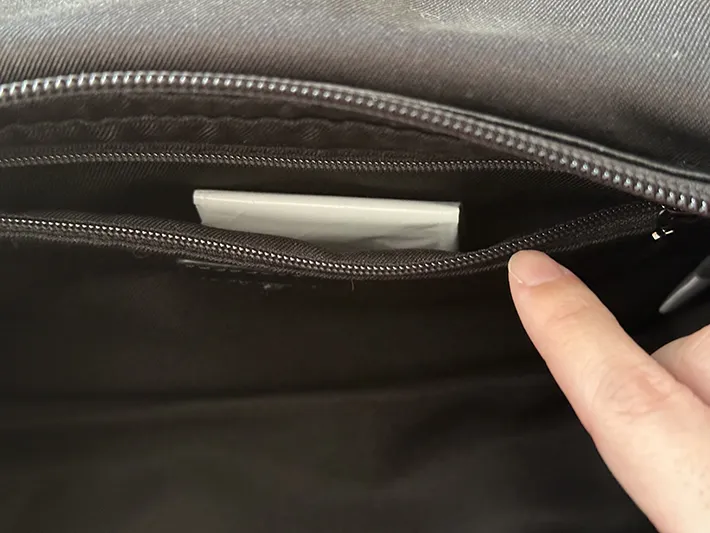 四角折りにしたビニール袋をバッグに入れている画像（撮影：grapeライフハック編集部）