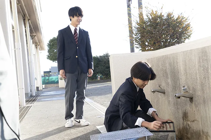 『夫に間違いありません』に出演する山﨑真斗さんと二井景彪さんが写る場面写真