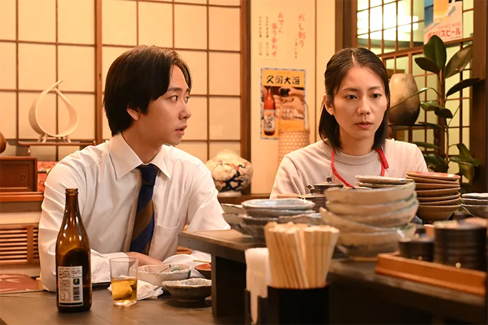 『夫に間違いありません』に出演する松下奈緒さんが写る場面写真