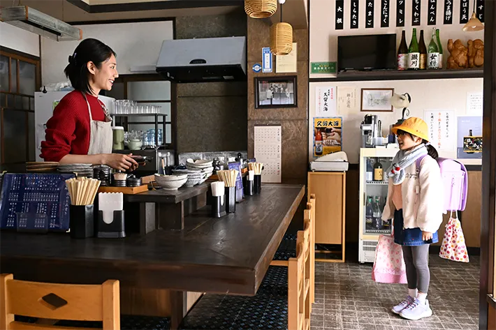 『夫に間違いありません』に出演する松下奈緒さんが写る場面写真