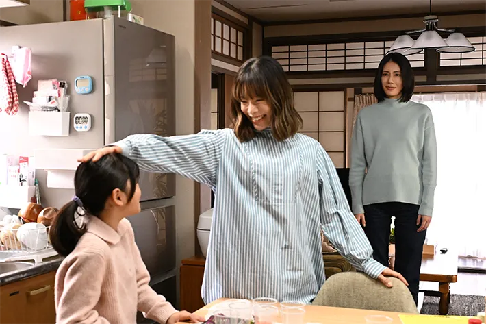 『夫に間違いありません』に出演する松下奈緒さんと桜井ユキさんが写る場面写真