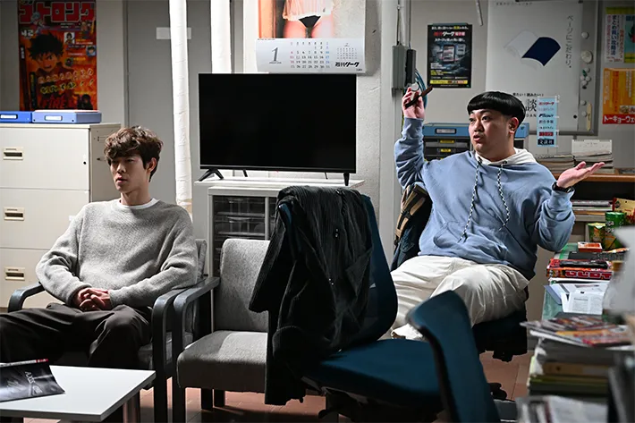 『夫に間違いありません』に出演する宮沢氷魚さんと大朏岳優さんが写る場面写真