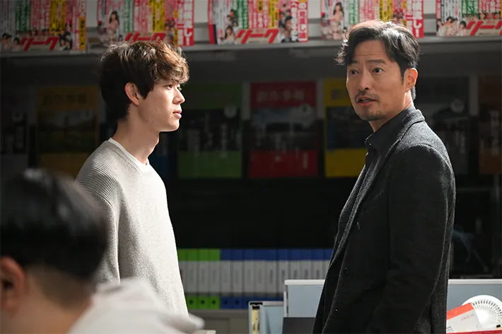 『夫に間違いありません』に出演する宮沢氷魚さんが写る場面写真