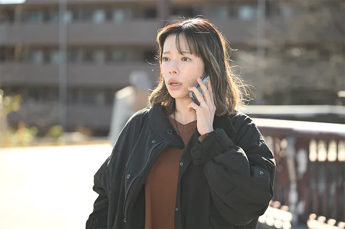 『夫に間違いありません』に出演する桜井ユキさんが写る場面写真