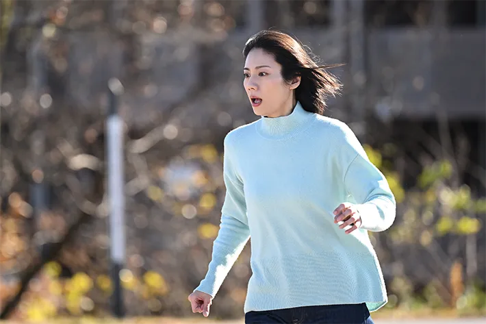 『夫に間違いありません』に出演する松下奈緒さんが写る場面写真