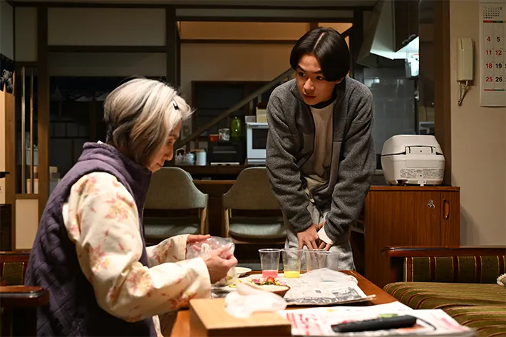 『夫に間違いありません』に出演する朝加真由美さんが写る場面写真