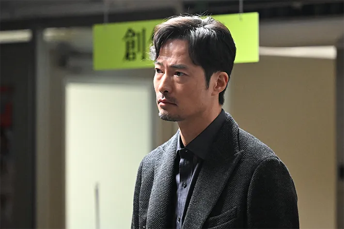 『夫に間違いありません』に出演する前川泰之さんが写る場面写真