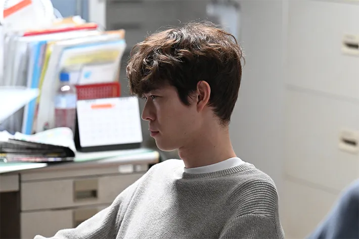 『夫に間違いありません』に出演する宮沢氷魚さんが写る場面写真