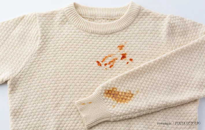 『食べこぼしのシミ汚れがついたセーター』の写真