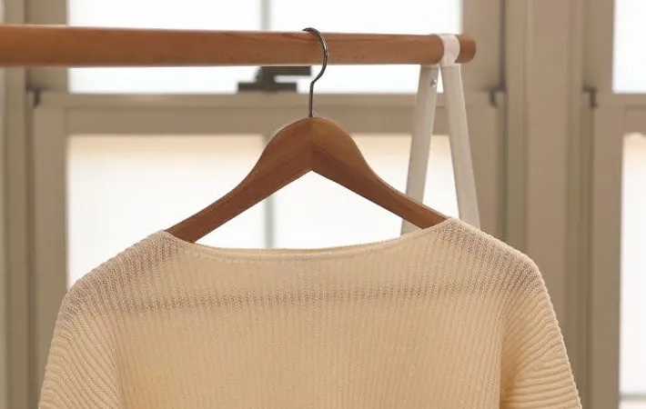 『ハンガーにかけたニット』の写真（撮影：Heulie）