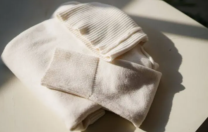 『畳んだ白いニット』の写真（撮影：Heulie）
