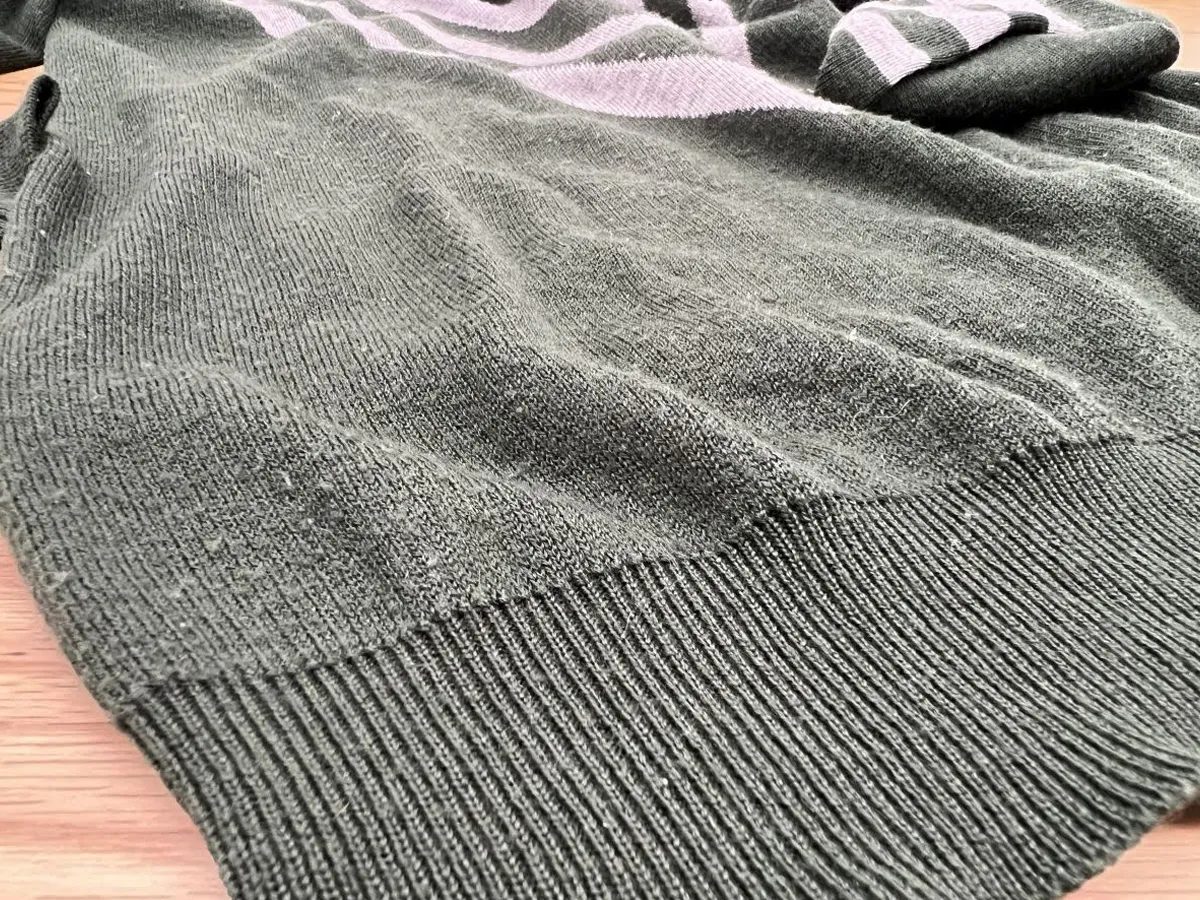 『毛玉のあるニット』の写真（撮影：Heulie）