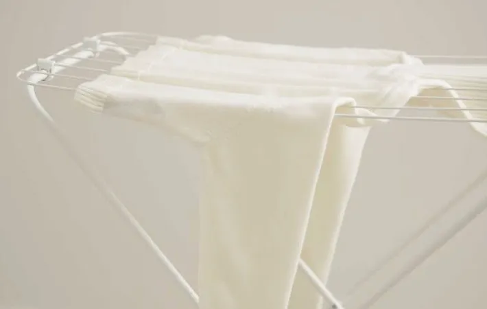 『物干し台に置いたニット』の写真（撮影：Heulie）