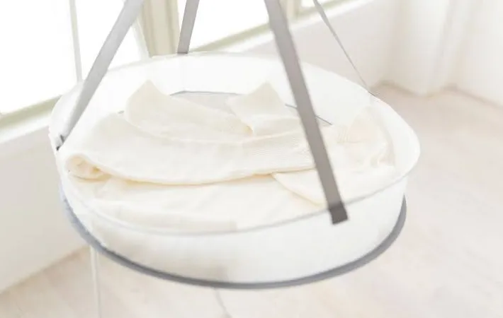 『平干しネットに干したニット』の写真（撮影：Heulie）