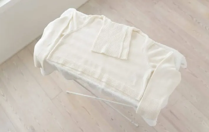 『物干し台に置いたニット』の写真（撮影：Heulie）