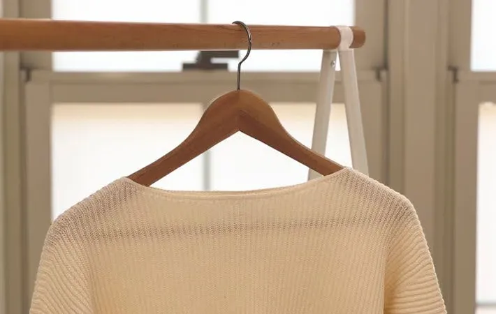 『ハンガーにかけたニット』の写真（撮影：Heulie）