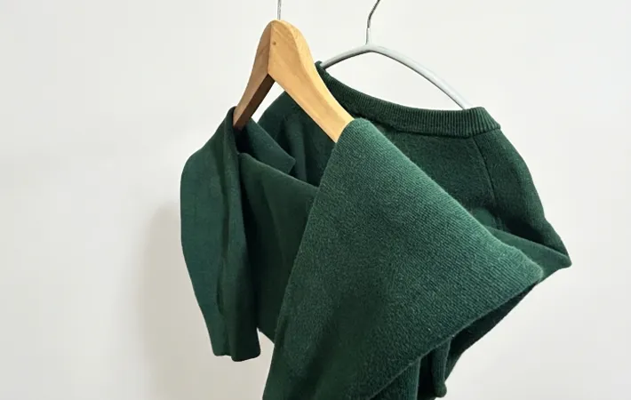 『畳んでハンガーにかけたニット』の写真（撮影：Heulie）