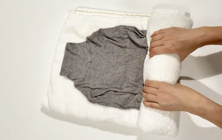 『バスタオルでニットをくるむ』写真（撮影：Heulie）