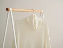 『ハンガーにかけたニット』の写真（撮影：Heulie）