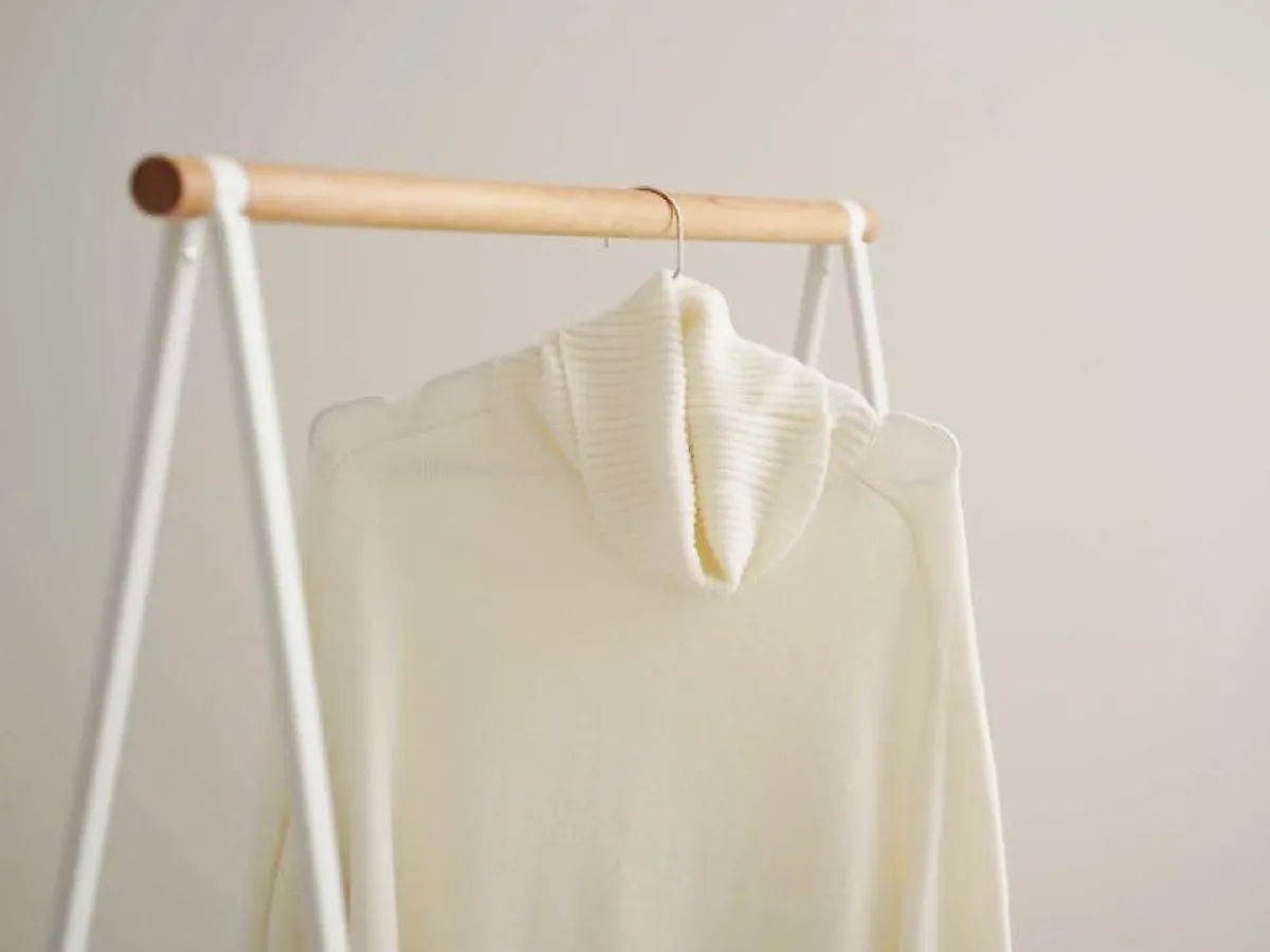 『ハンガーにかけたニット』の写真(撮影:Heulie)