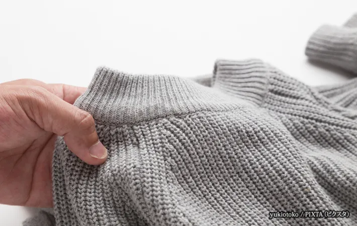 『セーターを持つ手』の写真
