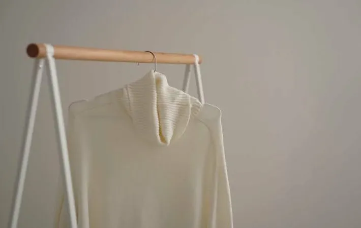 『ハンガーにかけたニット』の写真（撮影：Heulie）