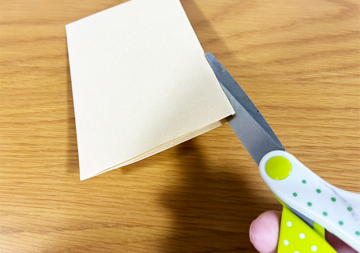 茶封筒で作るラッピング（撮影：grapeライフハック編集部）