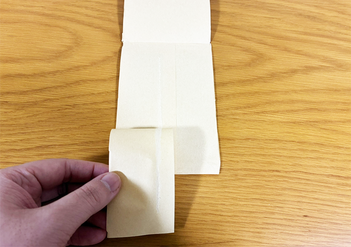 茶封筒で作るラッピング（撮影：grapeライフハック編集部）