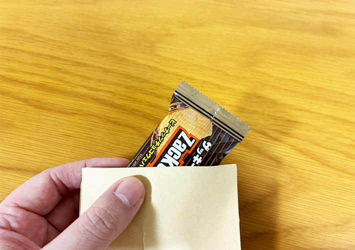 茶封筒で作るラッピング（撮影：grapeライフハック編集部）