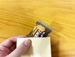 茶封筒で作るラッピング(撮影:grapeライフハック編集部)