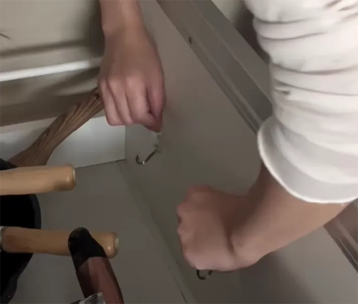 収納スペースにフックを貼る