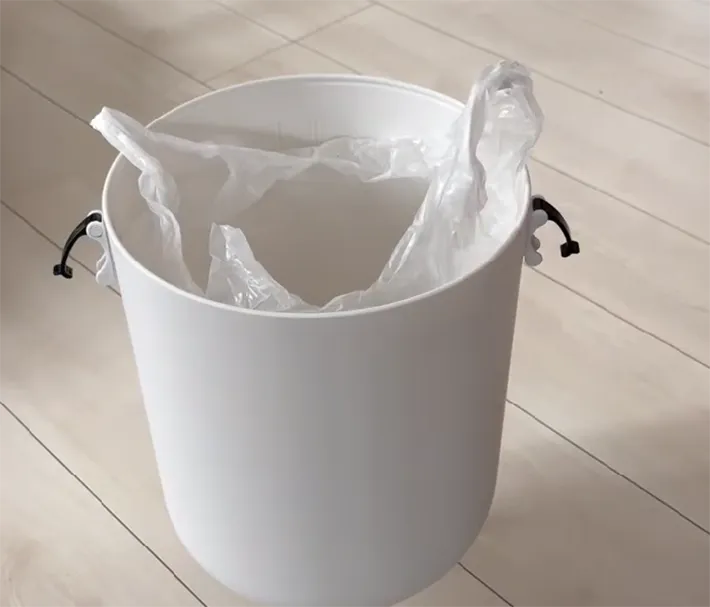 ゴミ箱にフックをつける