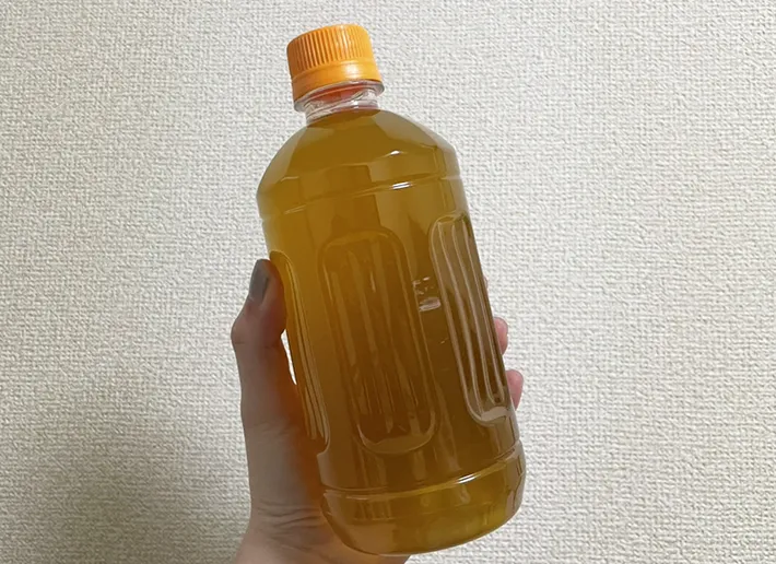 ペットボトルの温かい緑茶の写真（撮影：grape芸能編集部）