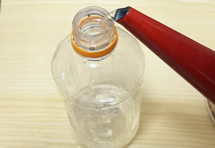 ペットボトルにお湯を注ぐ写真（撮影：grape芸能編集部）