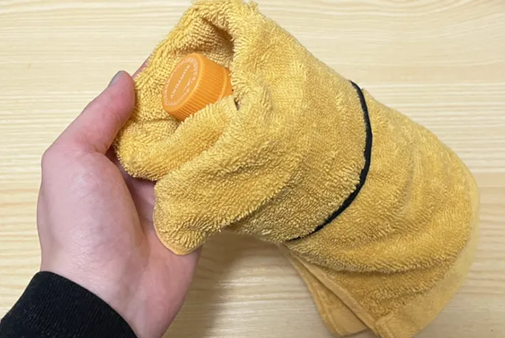 ペットボトルをタオルで包む写真（撮影：grape芸能編集部）