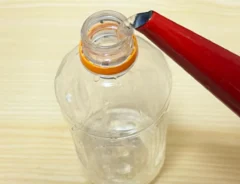 お湯を注いだペットボトルの写真（撮影：grapeライフハック編集部）