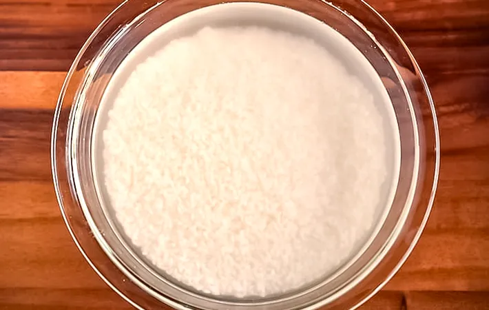 米を浸水している写真（撮影：小泉明代）