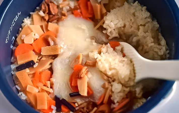 全体を混ぜる写真（撮影：小泉明代）