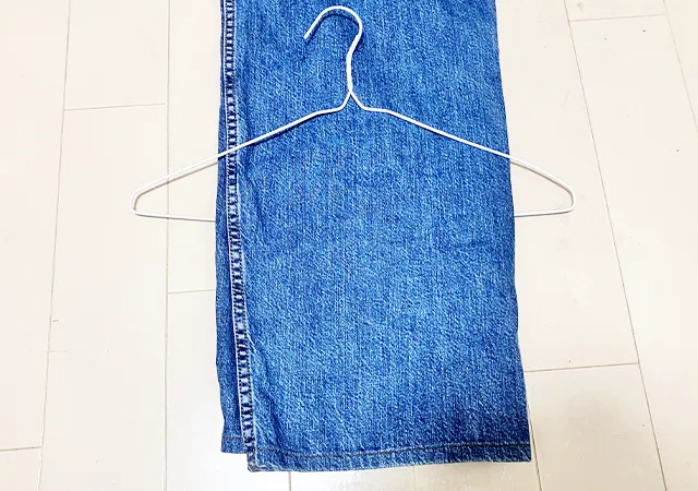 ジーンズとハンガー（撮影：grapeライフハック編集部）