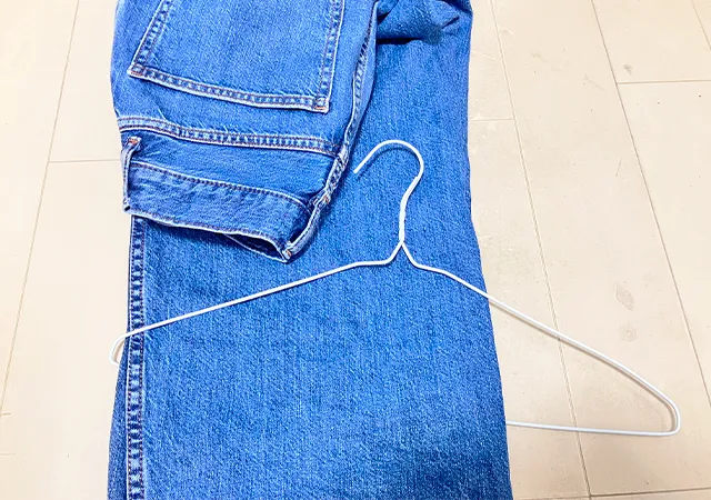 ジーンズとハンガー（撮影：grapeライフハック編集部）
