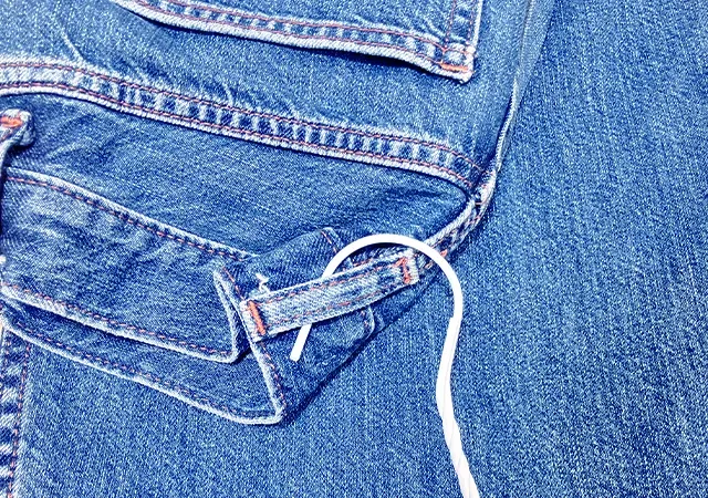 ジーンズとハンガー（撮影：grapeライフハック編集部）