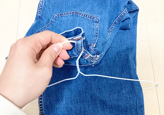 ジーンズとハンガー（撮影：grapeライフハック編集部）