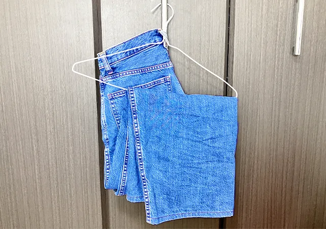 ジーンズとハンガー（撮影：grapeライフハック編集部）